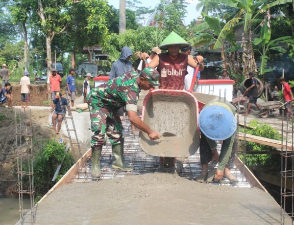 Jembatan Garuda Merah Putih Kebumen: Kolaborasi Warga dan TNI Pacu Pengecoran